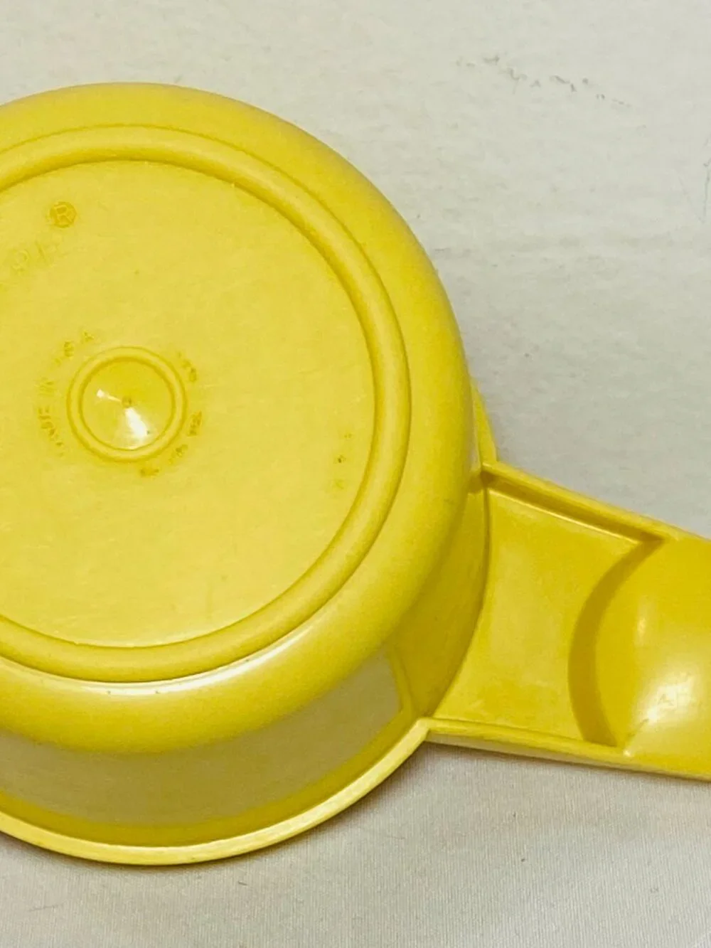 VNTG Tupperware 2/3 Cup Buttercup/Daffodil Yellow Measuring Cup #763, GUC